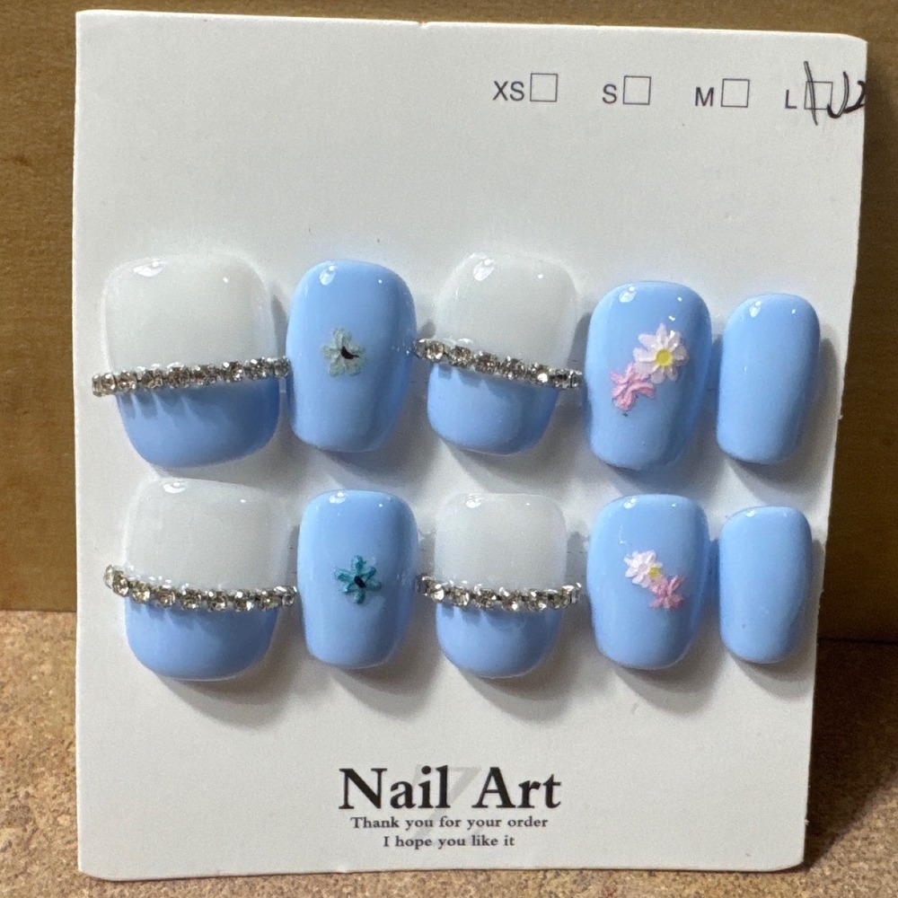 Blue Bloom‎ Nail Set – Pastel Split Design with Floral Accents Large